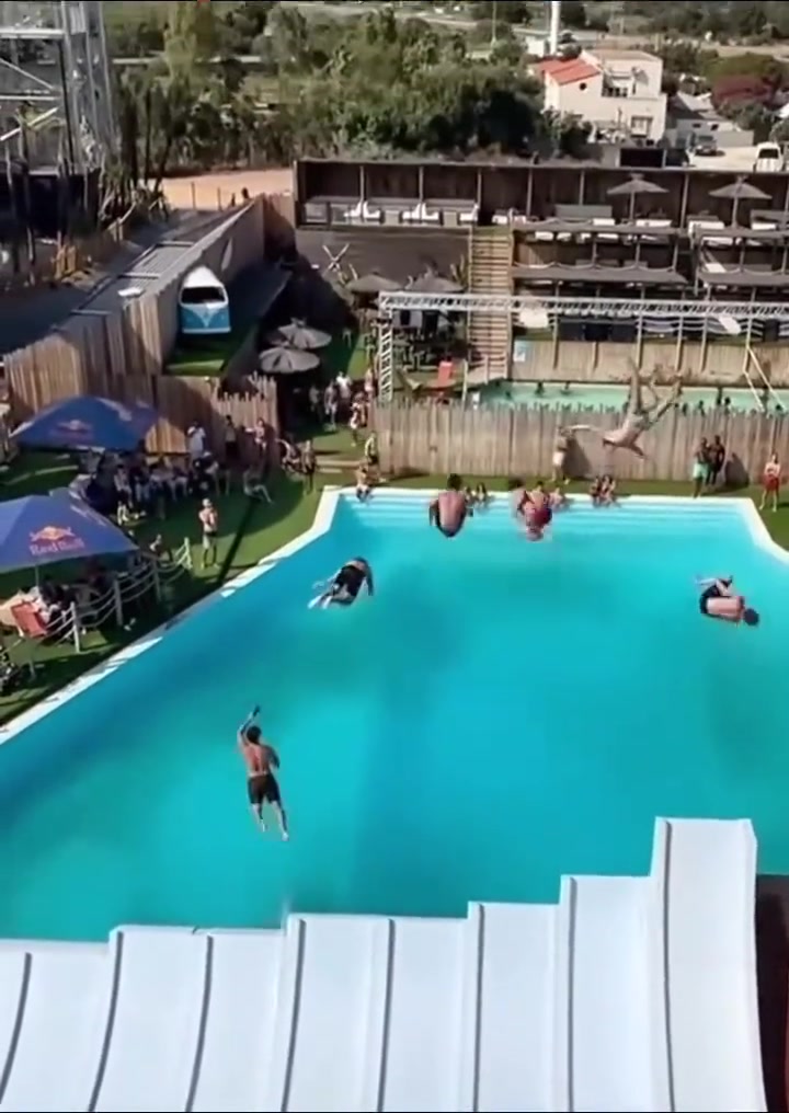 老外还是抗造，后空翻这个不会疼吗???