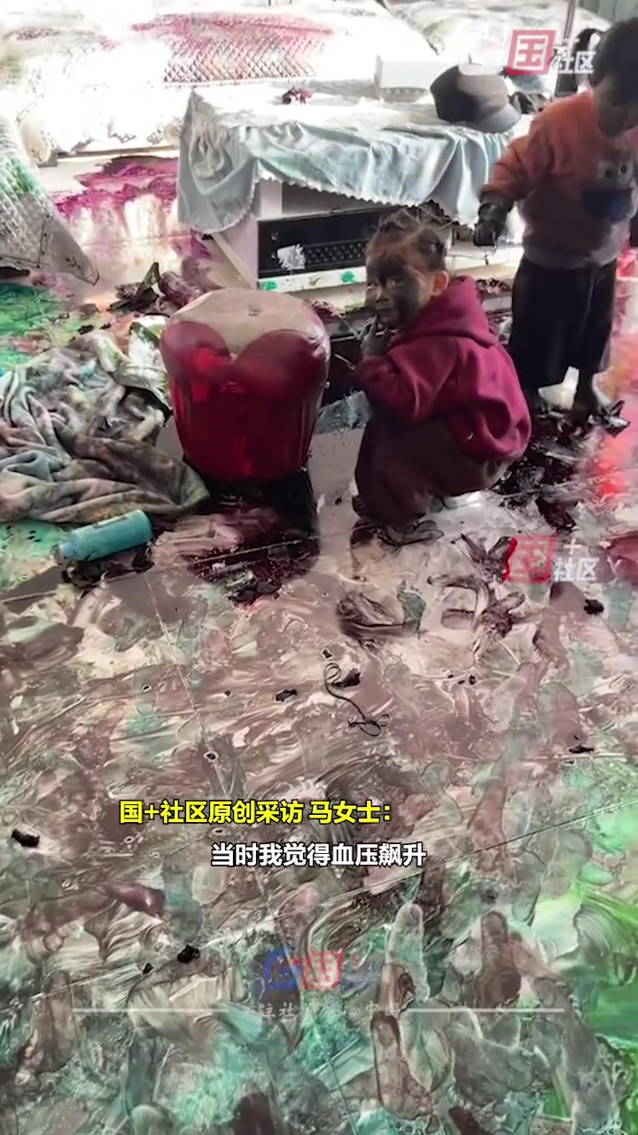 孩子们将打印机墨水倒出来玩撒满地，家属血压飙升