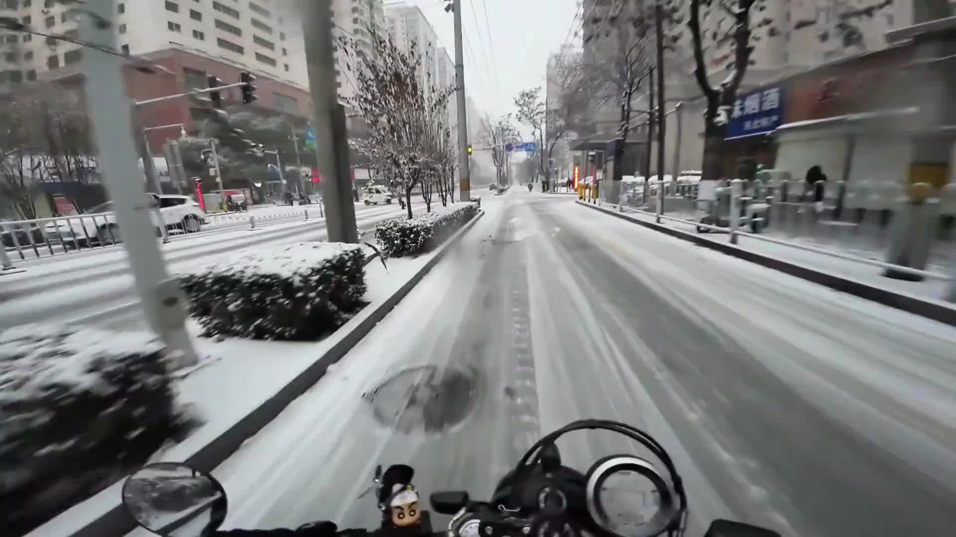 这是白车抢黄灯，小三轮闯红灯