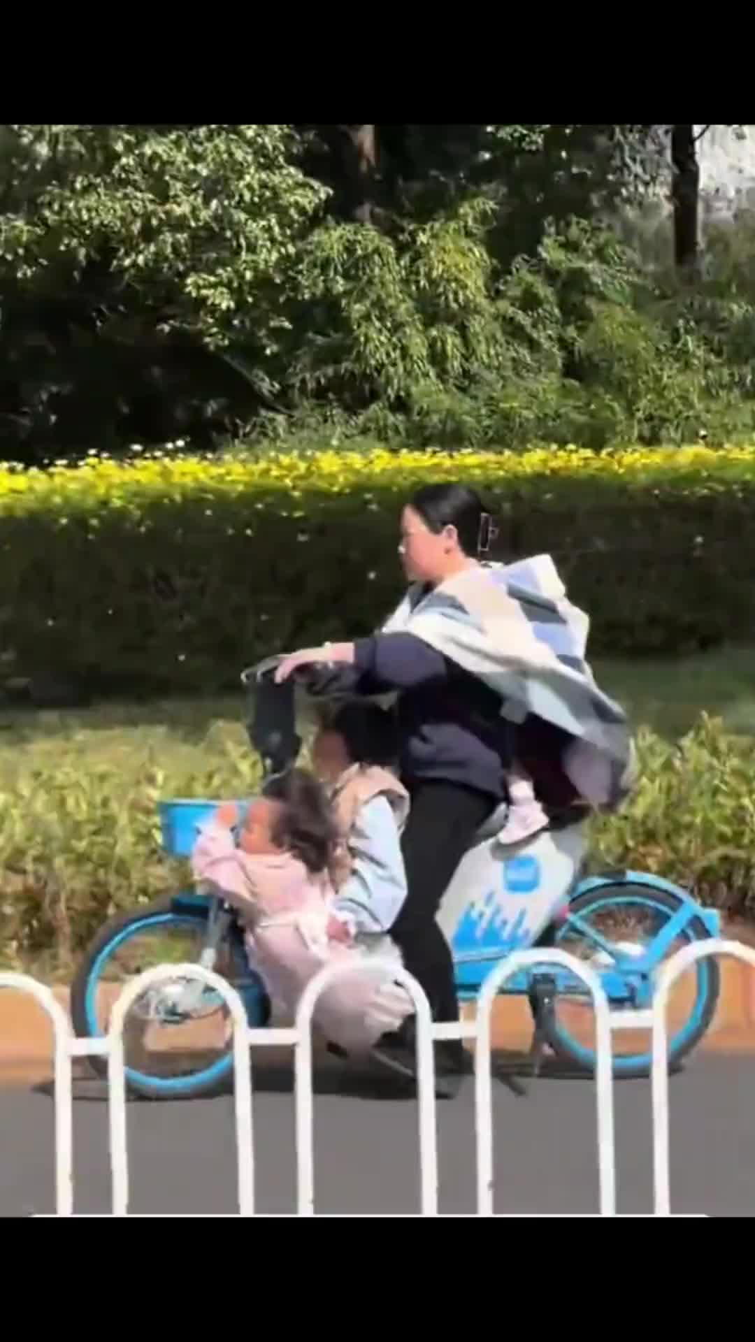 大姐，你倒是看下孩子啊，要掉下来了