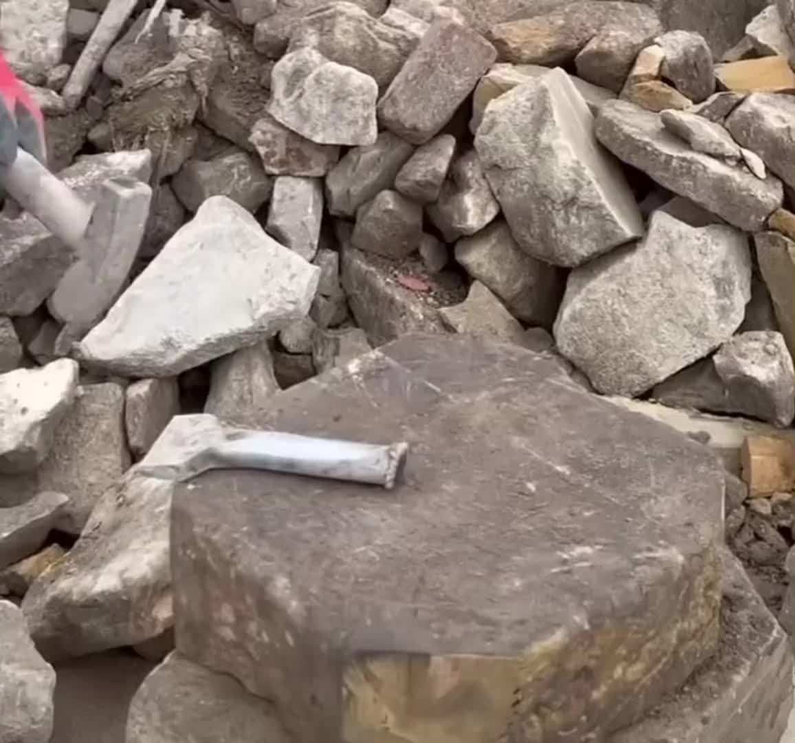 这是什么石头这么听话，几下子就敲成圆的了