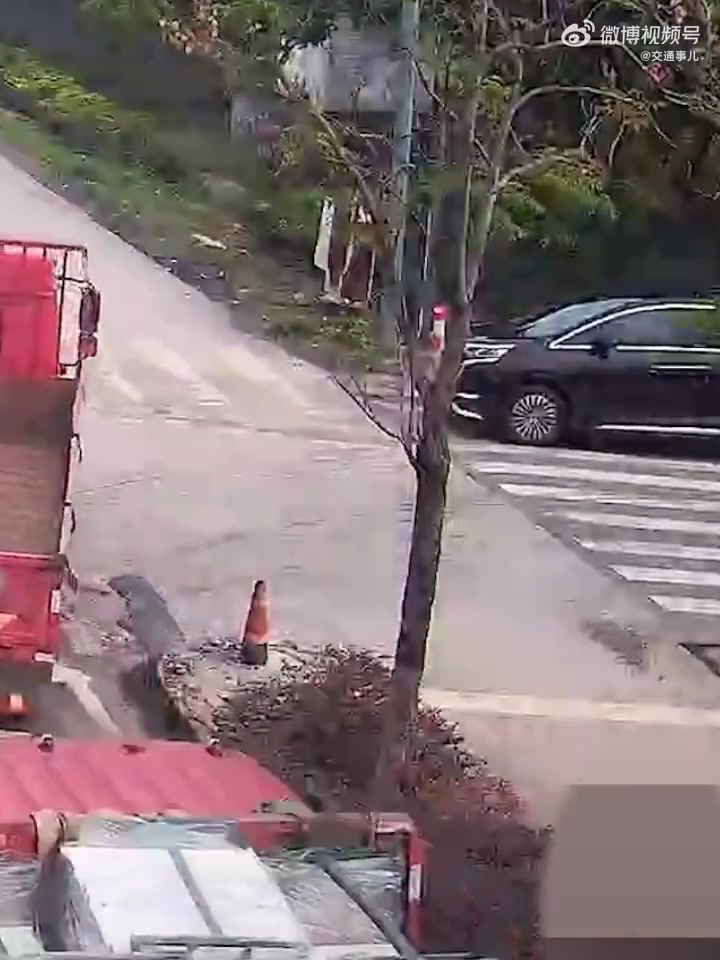 货车司机牢记右转必停，发生事故司机居然走了