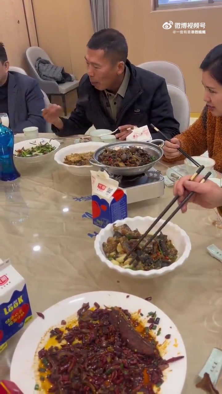 吃席的时候遇到这种同桌，你会站出来提醒他吗