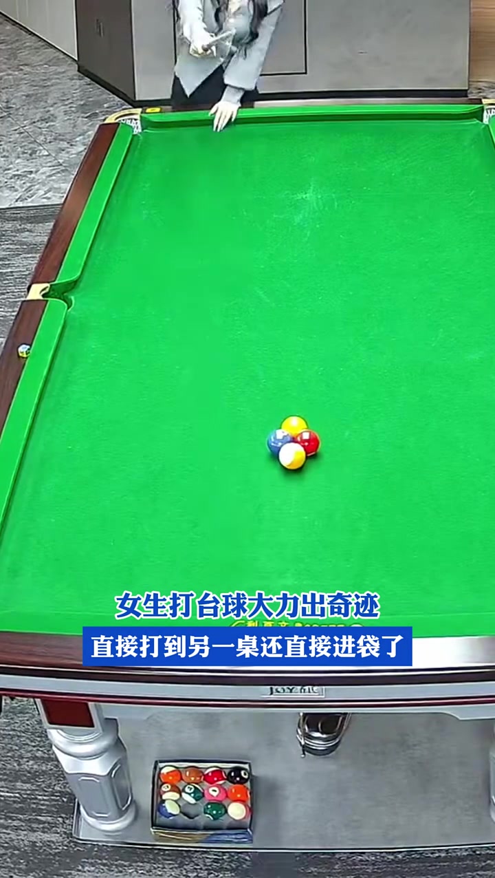 女生打台球大力出奇迹，直接打到另一桌还直接进袋了