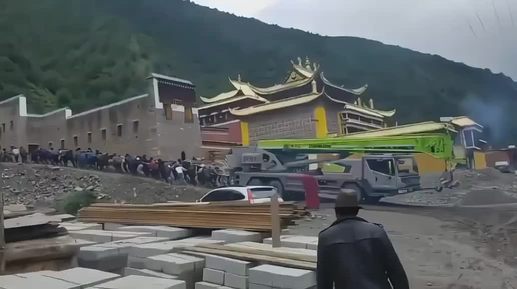 这车是自己上不去么看着坡度也不是很大啊