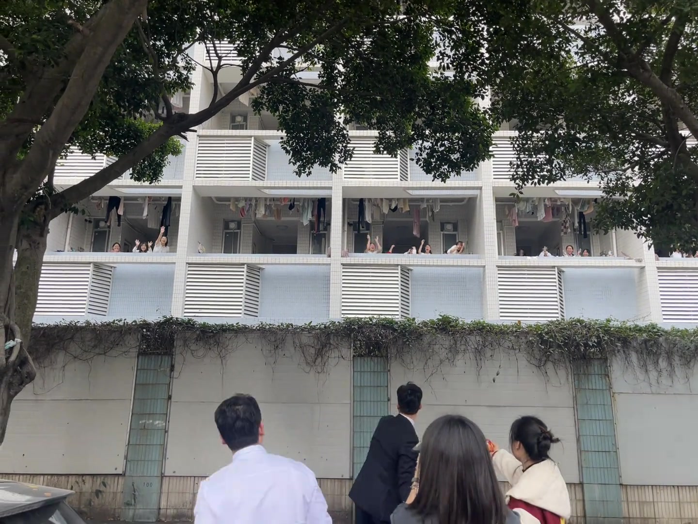 新婚快乐百年好合一群中学生讨喜糖！