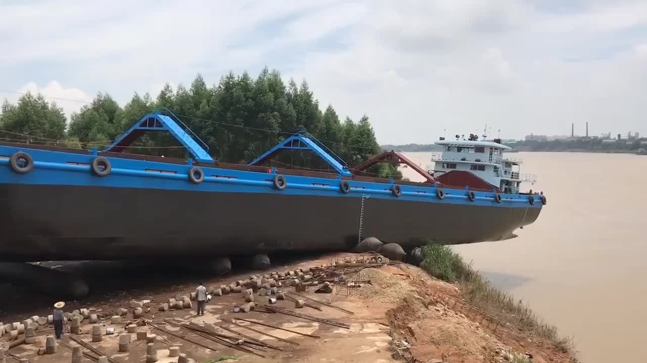 一直好奇这样下船，底部不怕刮坏吗