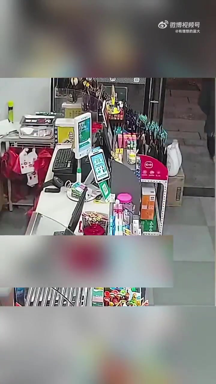 男子假装买烟拿烟就跑，店主迅速反应怒踹车门！