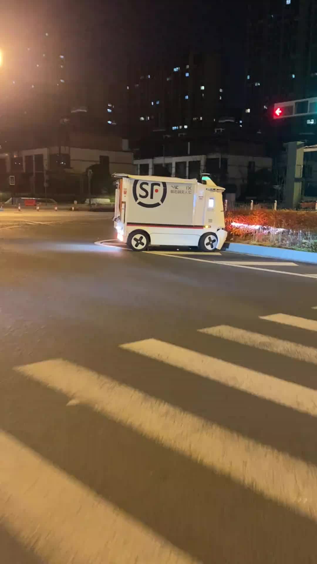 这个机器人还会吃草啊