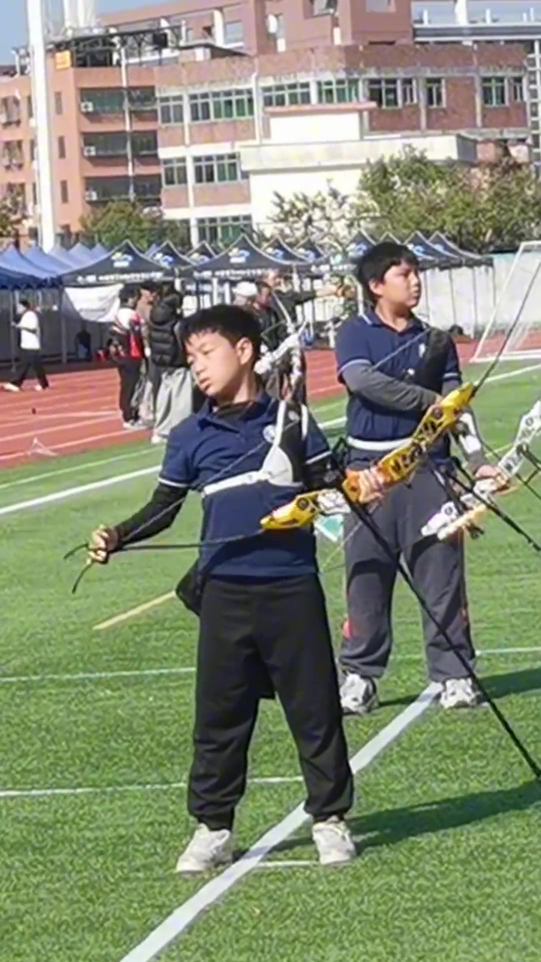 决赛中弟弟失误打了一个7环，一面惆怅觉得要输了