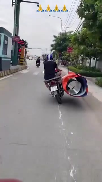 此人摩托车骑的，特种摩托驾驶证