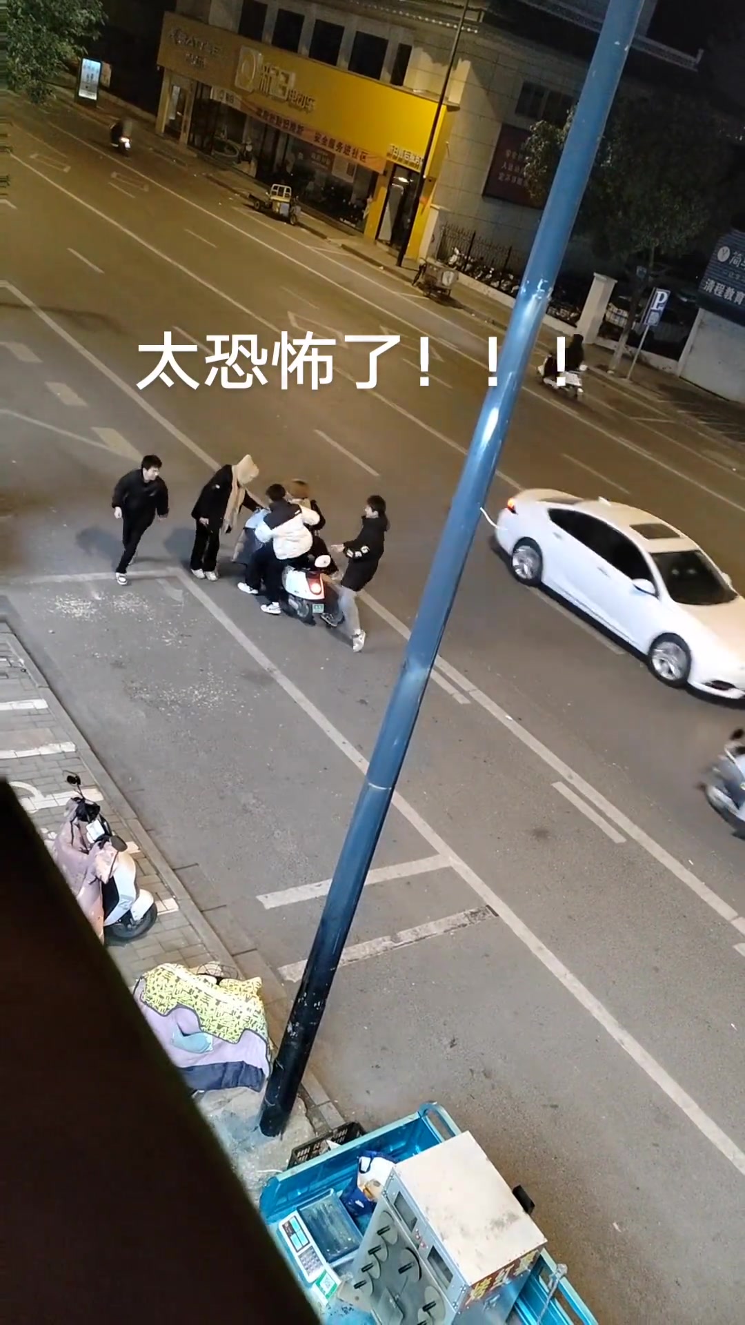 一辆电动车载了五个人
