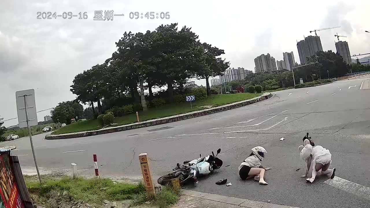 女骑手看来是老手了，到地就翻滚
