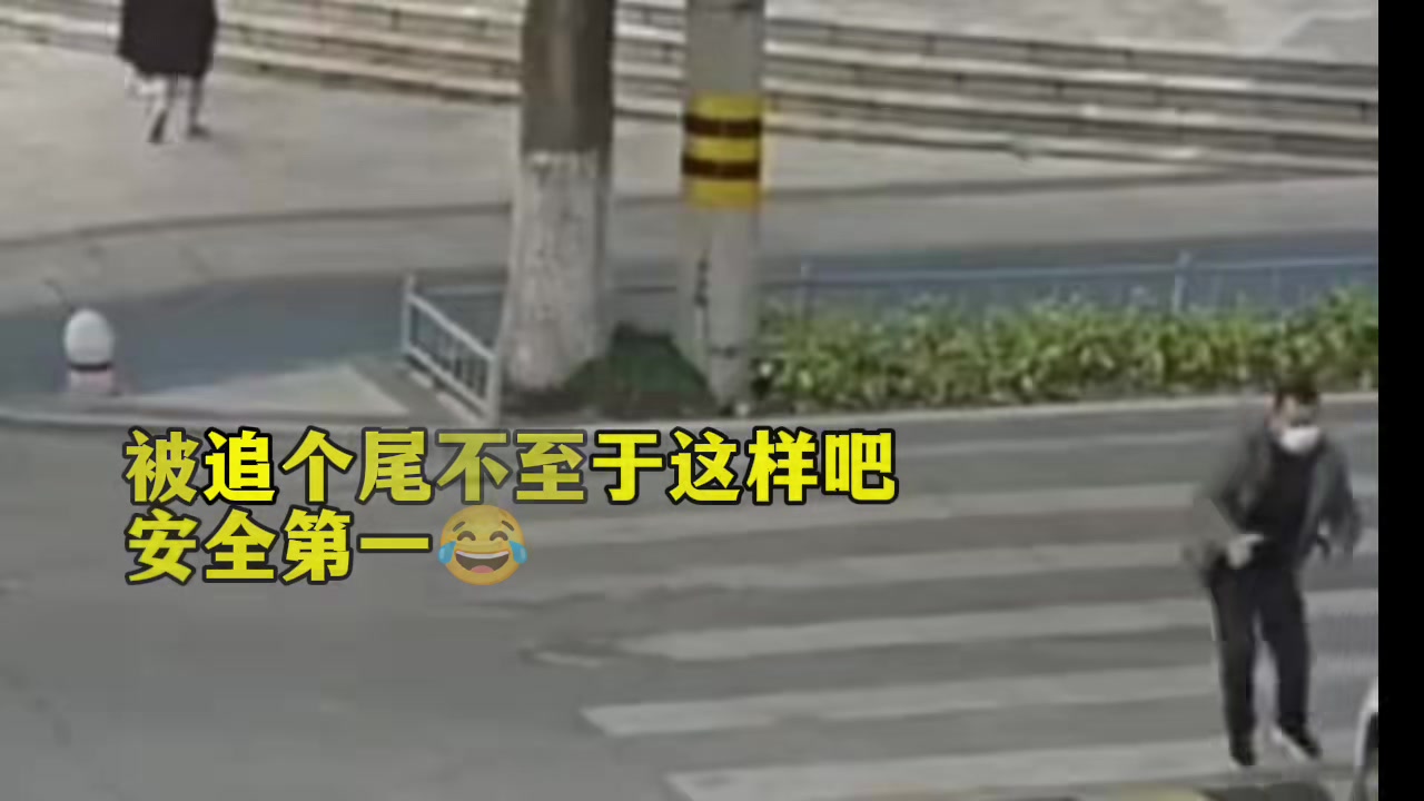 白车被追尾，结果顺势冲到上了人行道