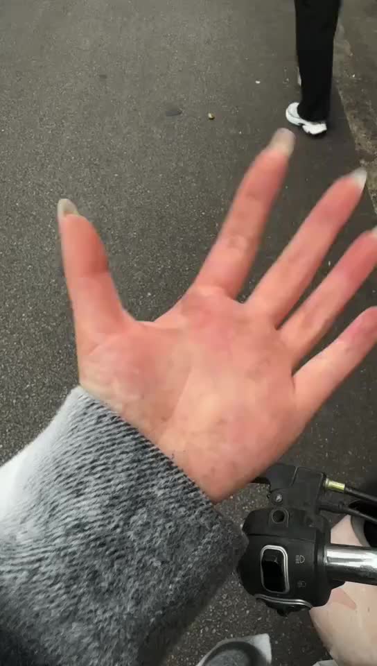 好久没骑电动车，现在都这么高级，可以横着开了