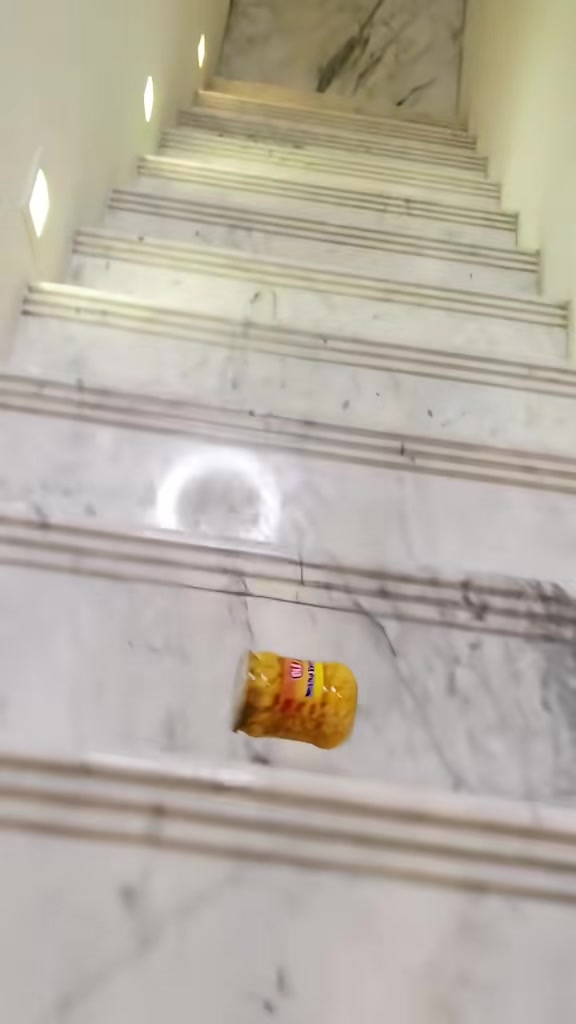 各种玻璃瓶从楼梯滚落