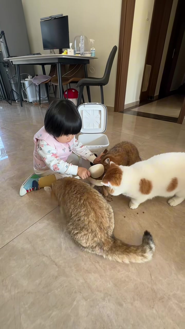 小女孩以后肯定是最受欢迎的食堂阿姨