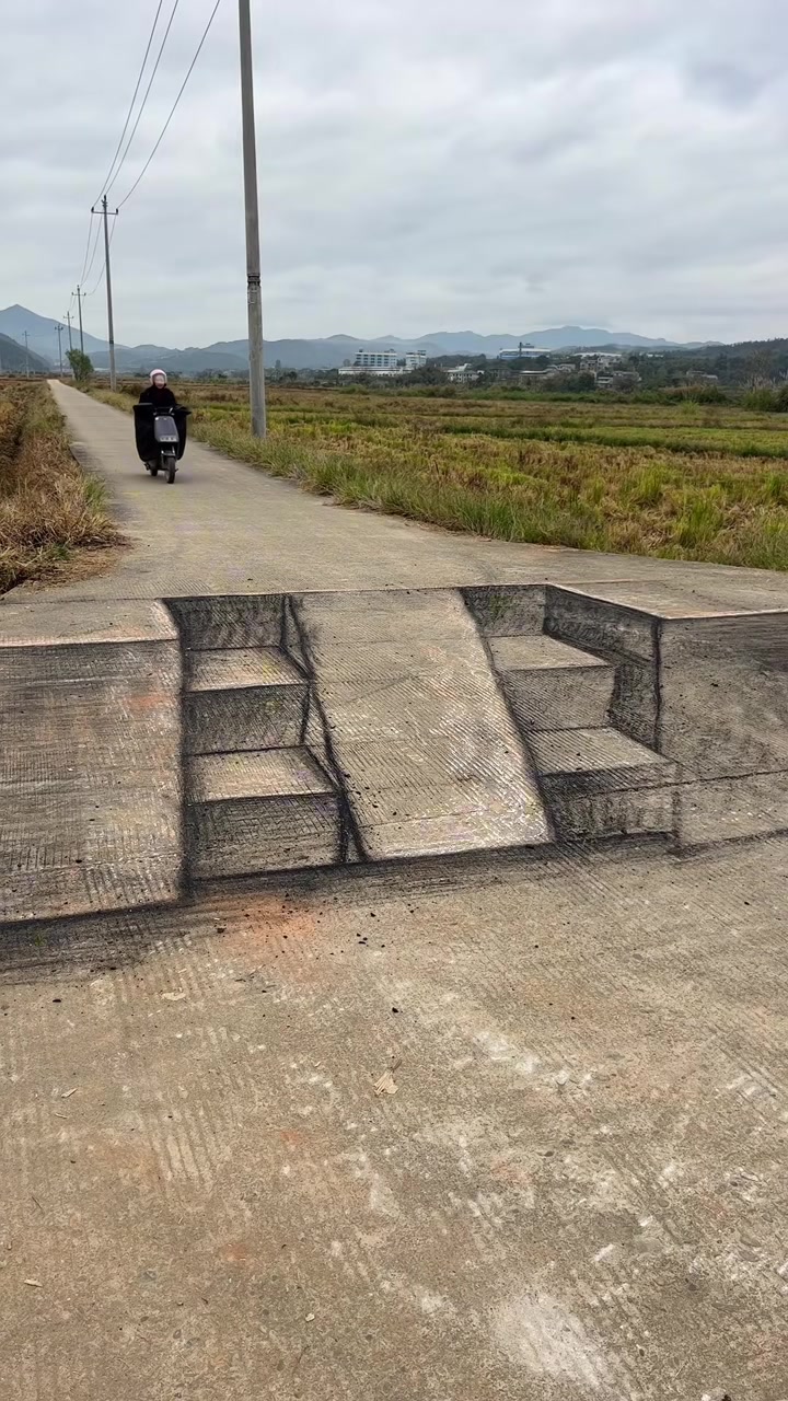 把路画断了，路人看到会有啥反应
