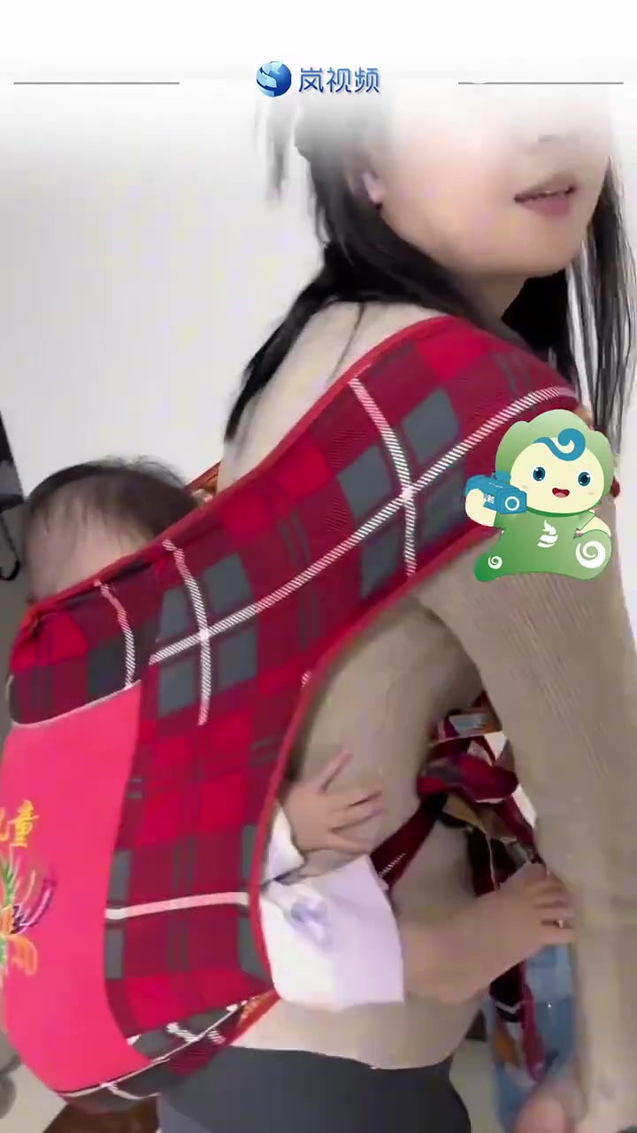 妈妈让爸爸悄悄查看，背袋里的宝宝睡着没有，结果发现可爱一幕