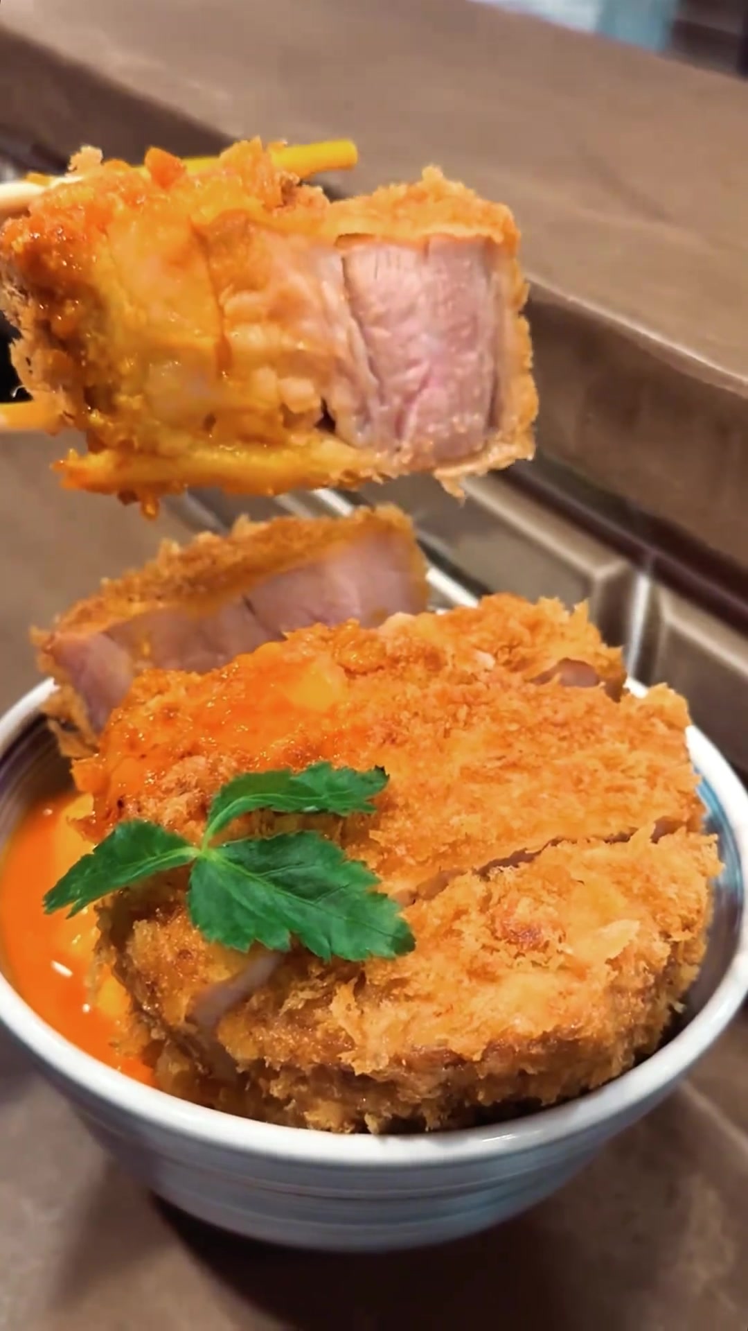 吃一份特大份的厚切猪排饭是什么体验