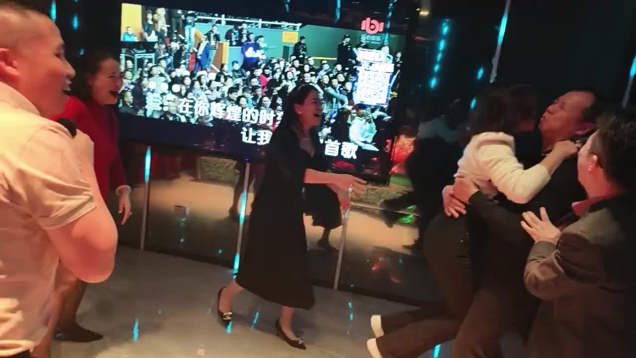 又起哄又拍照的！KTV里最怕你这种人