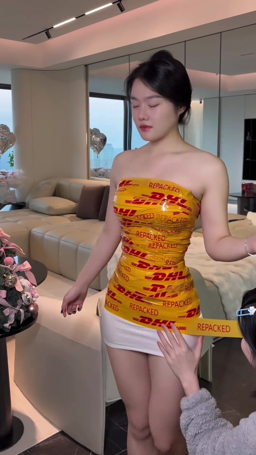 胶带也能当衣服穿了