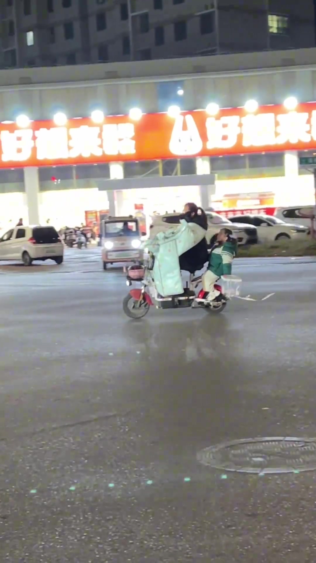 我猜妈妈下班带着女儿拿了蛋糕是要给女儿过生日！