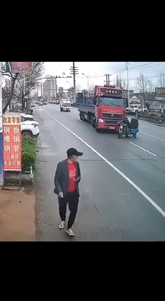 网友：好不容易碰下瓷，被卡车轻松躲过了！