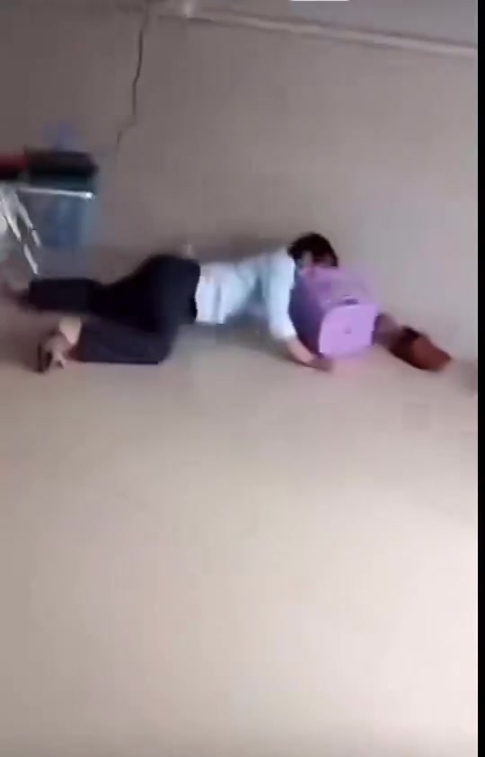 惹谁不好非要惹凳子