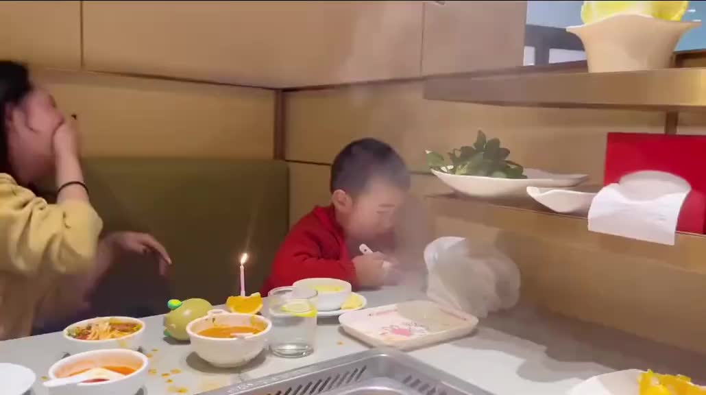 小朋友这辈子大概率应该都不会再来海底捞了吧！