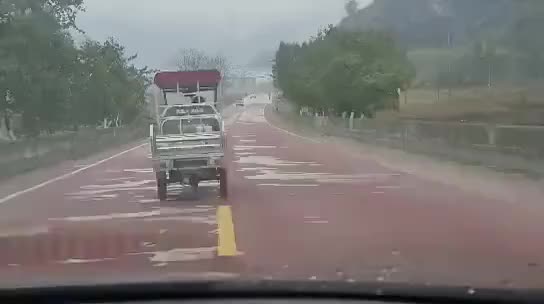 下去告诉他，师傅，这里不让停车！