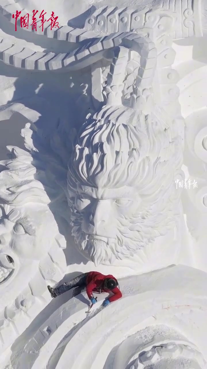 女子路过某景区发现工人师傅正在雕刻悟空雪雕，非常震撼