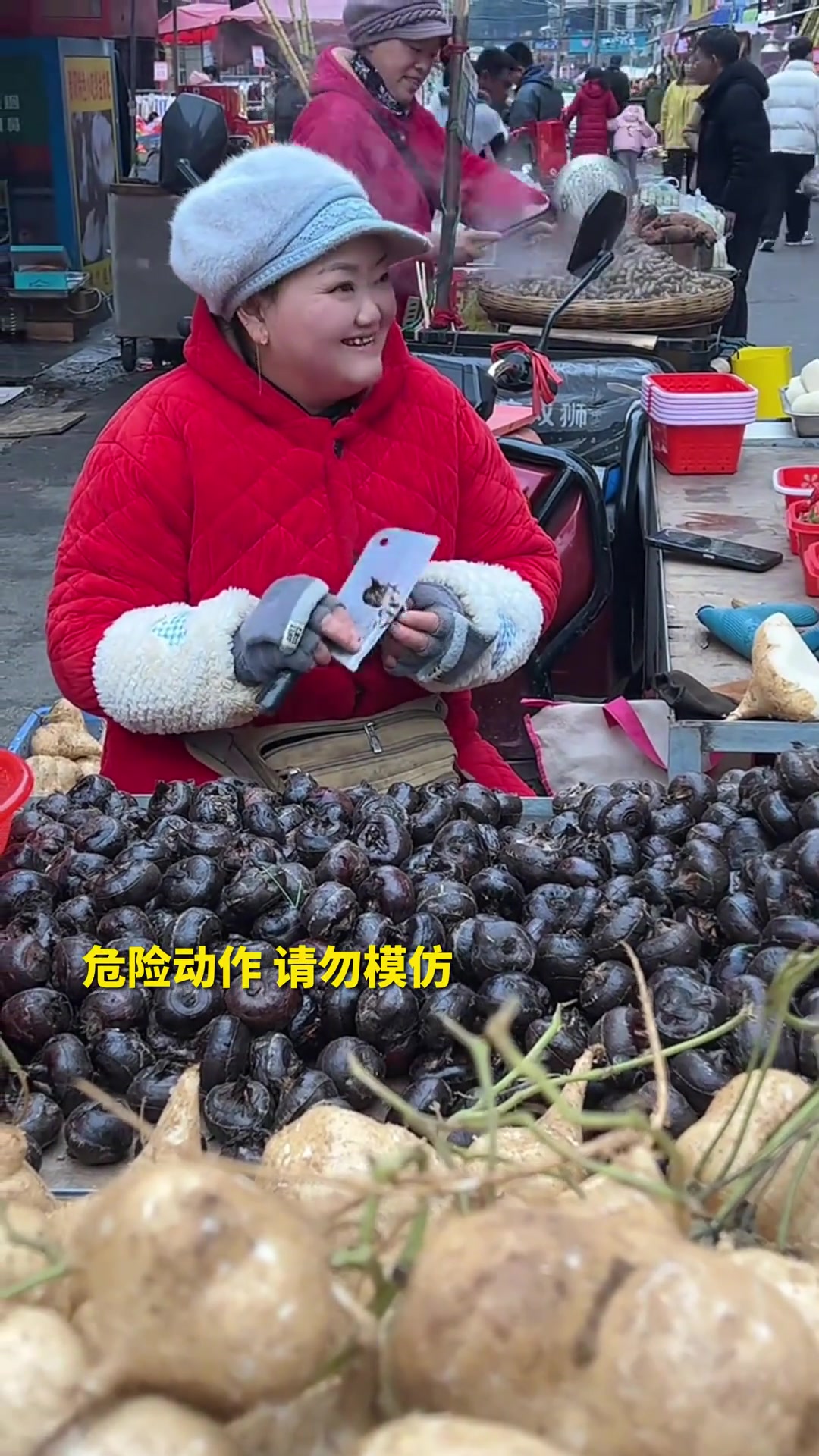 女摊主菜市场削马蹄秀刀工，网友：我看着都能削到手