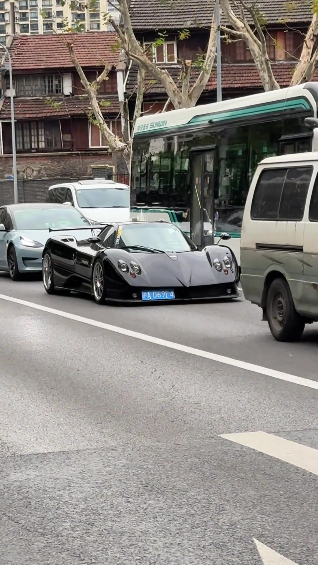 特斯拉司机这辈子都想不到他前面停了一台一个亿的神车