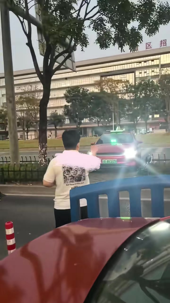 被逼疯的司机，这个团伙最近很猖狂啊