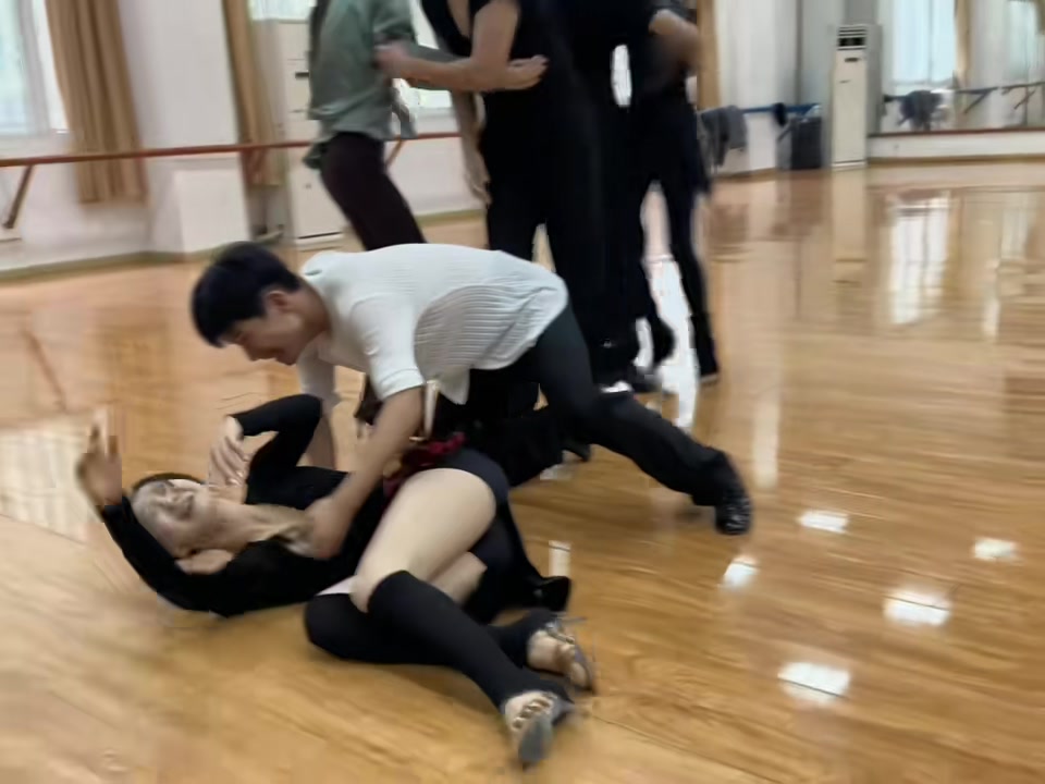 妹子这不会是崴脚了吧