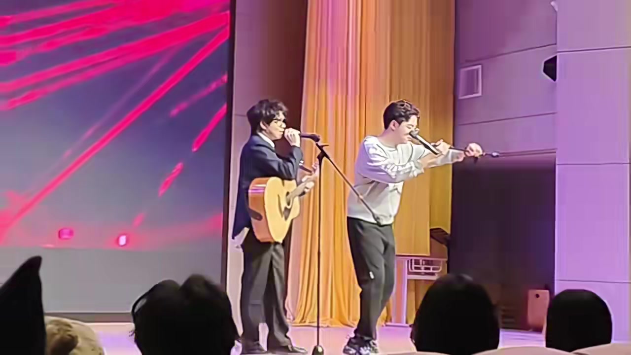 两个人怎么能在短短两个八拍捅这么多篓子...
