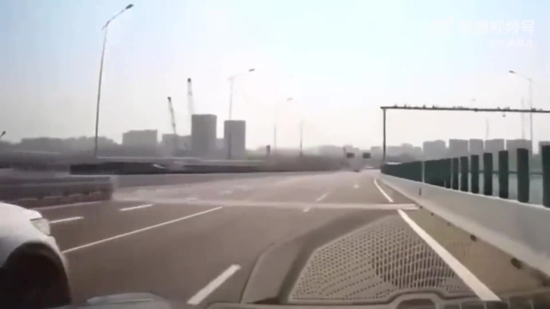 连续变道影响别人正常行驶,司机居然还追过来别车！不料
