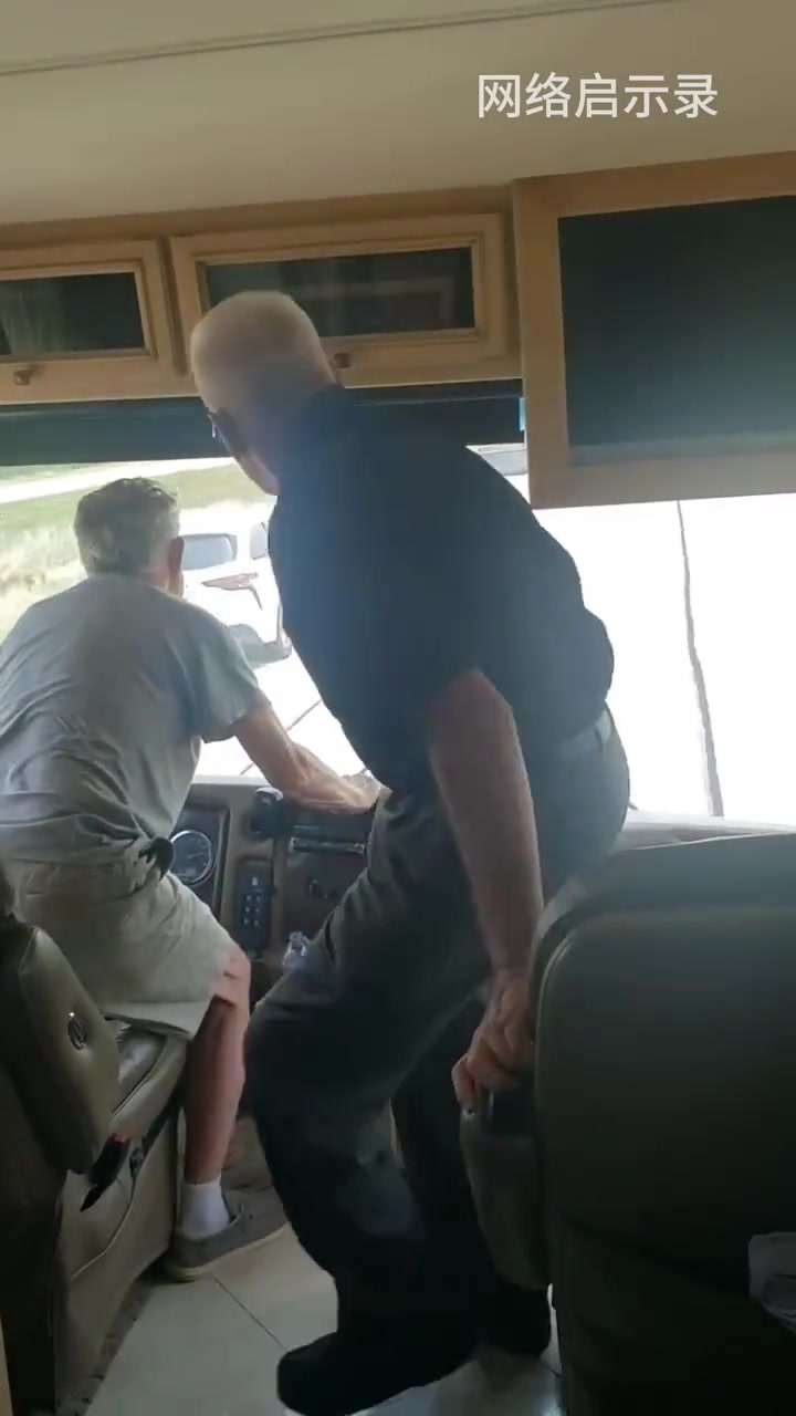 真牛！大巴车换司机也不用停车！