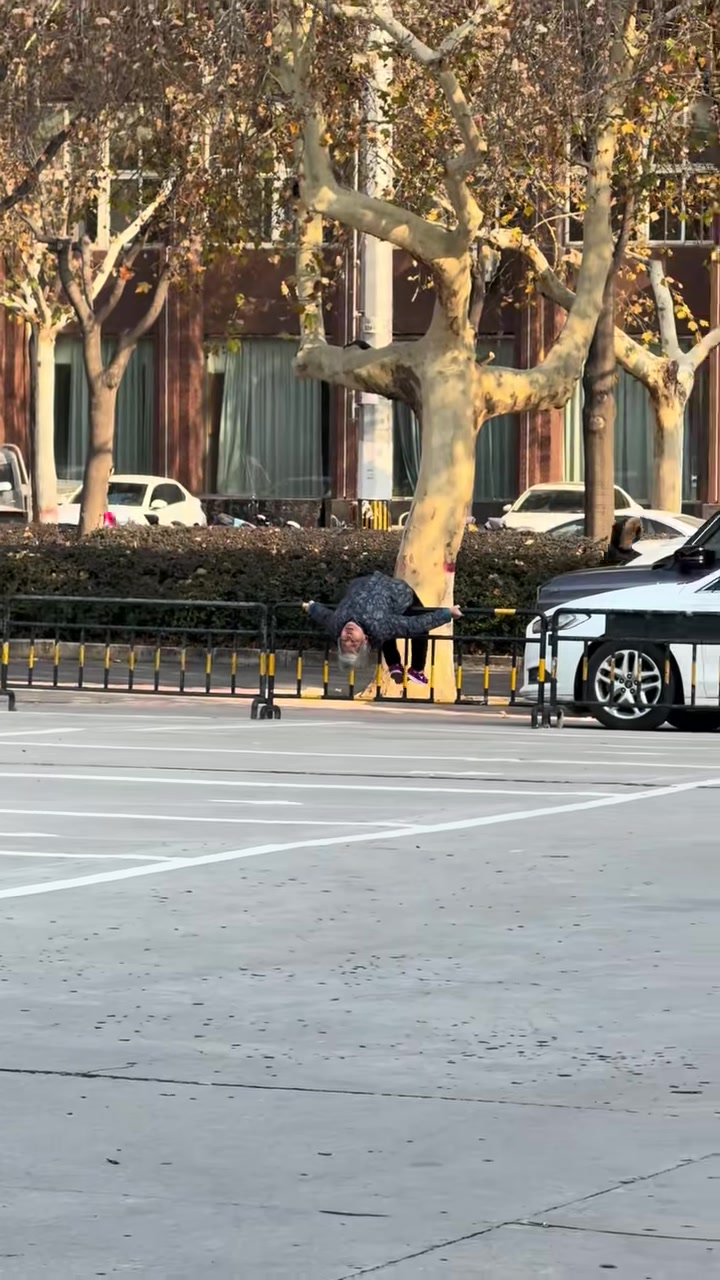 这绝对是个老腰精
