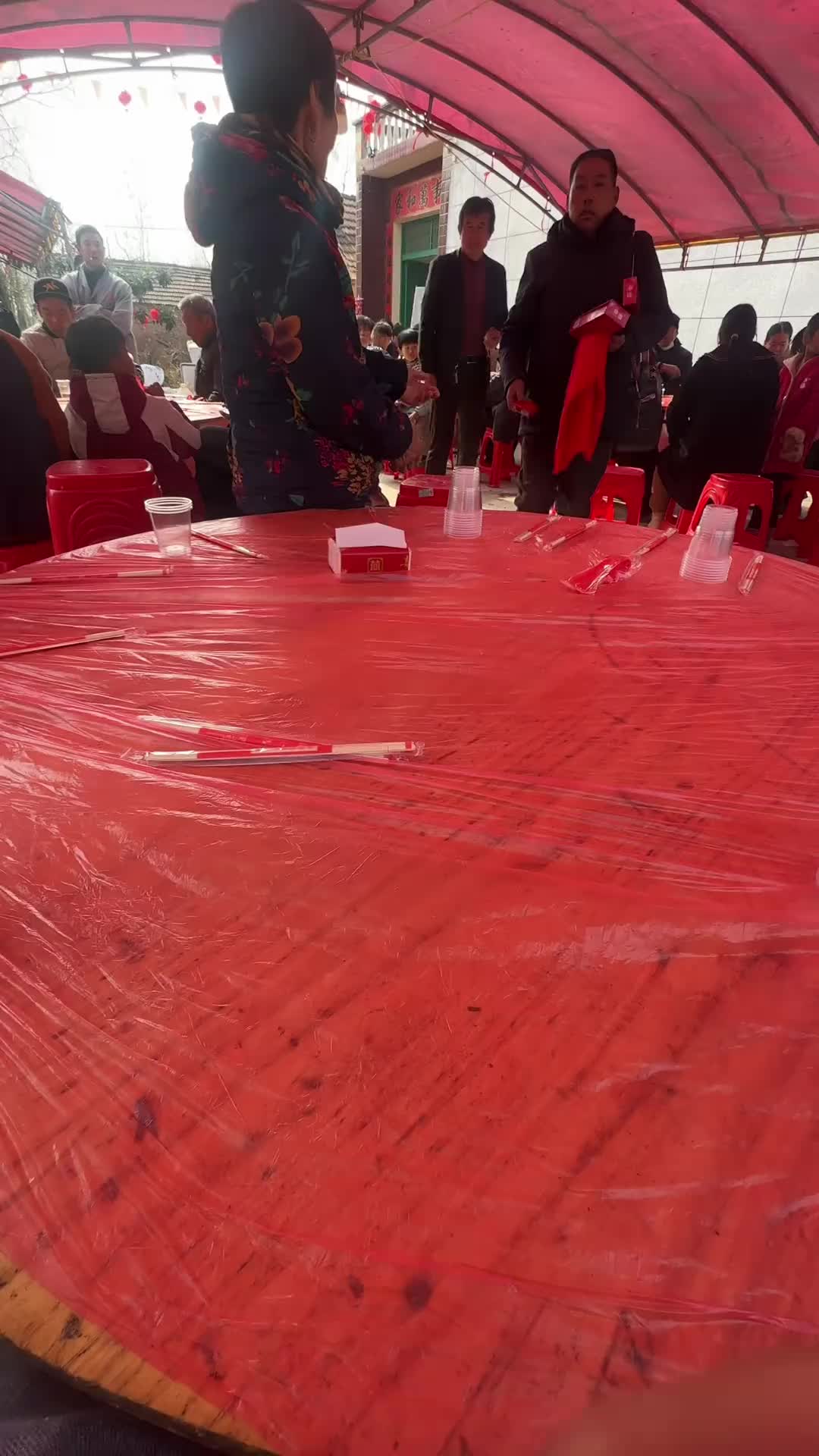 大娘愁坏了，拦也没拦住