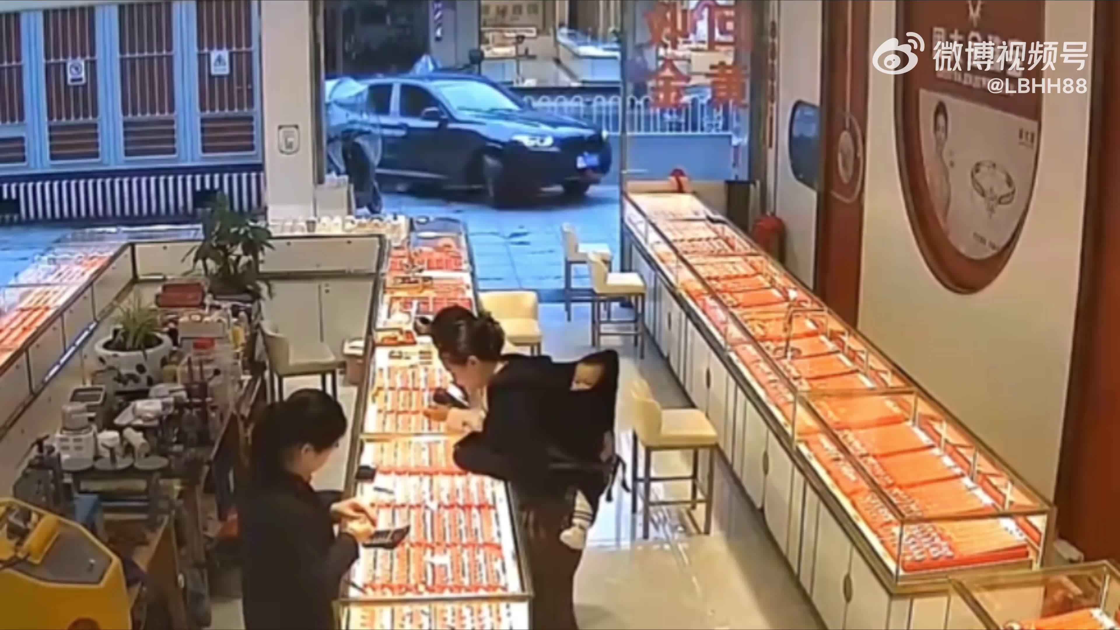 店员吓一跳，还以为遇到抢劫的了