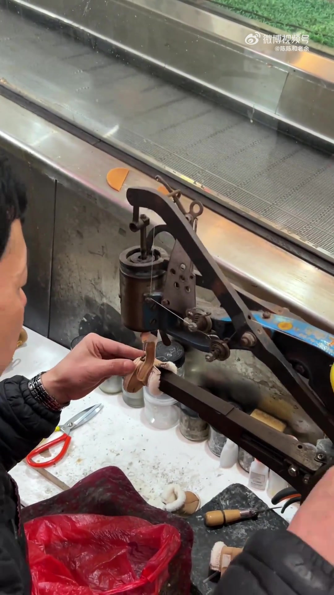 补鞋师傅从业以来修的最小的鞋
