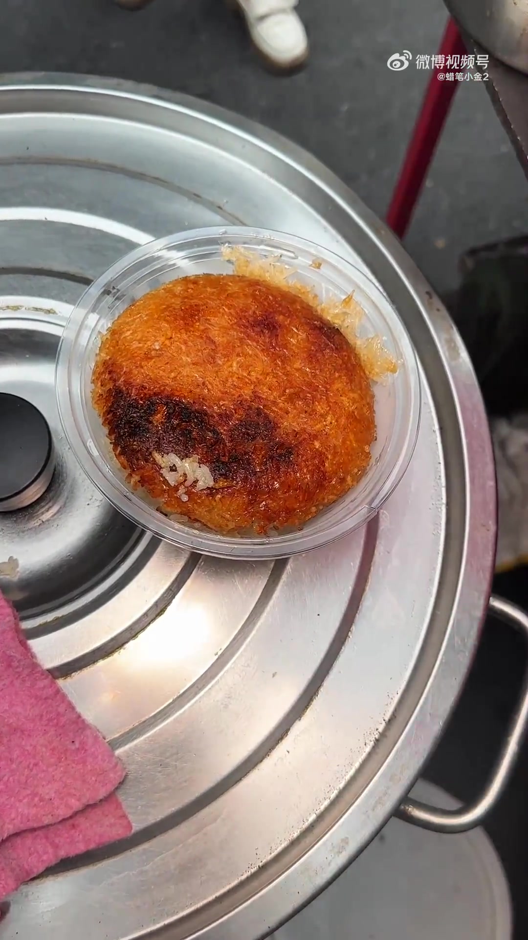 重庆街头的炭烤砂锅饭！