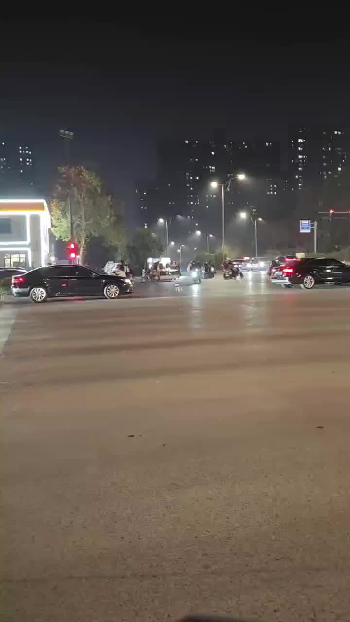 这掉头技术就不评价了，后面的操作才是无语