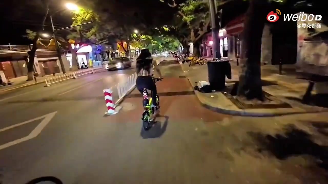 小姐姐是不是看帅哥走神了
