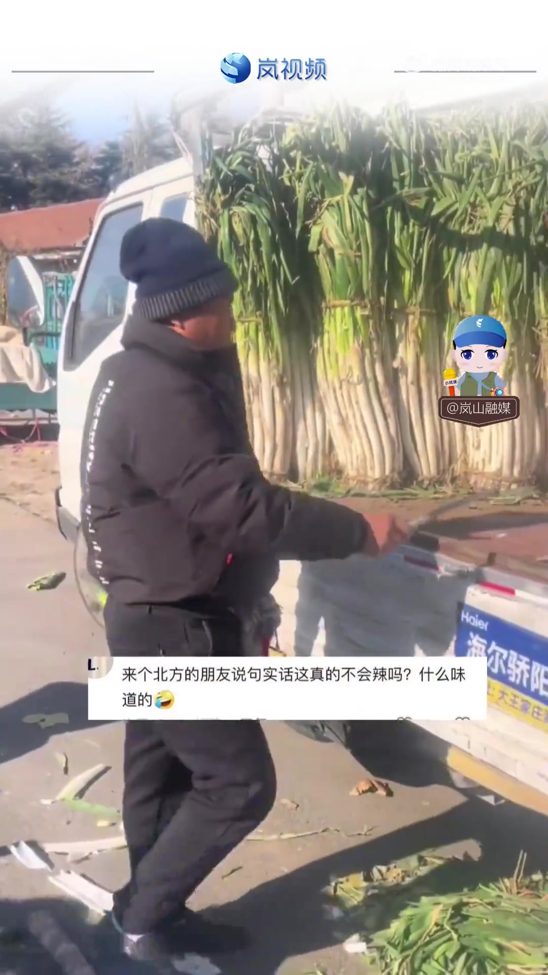 卖葱大哥把大葱当水果吃，嘎嘣脆香，网友问：真甜