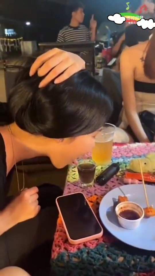 小姐姐这招绝啊！一滴不漏