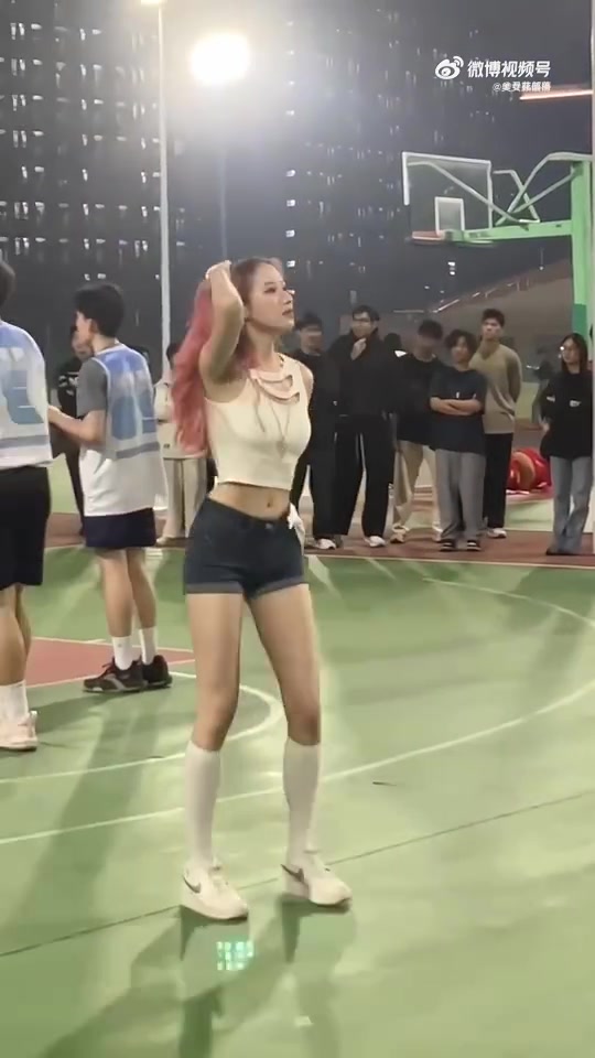 刚出来的时候，我还以为她穿这么性感打球呢