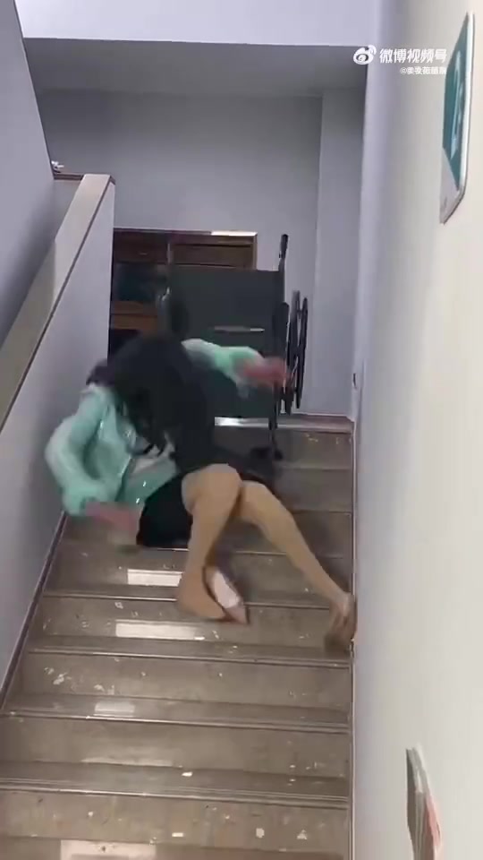 女演员拍摄现场不顾自己身体！太敬业了